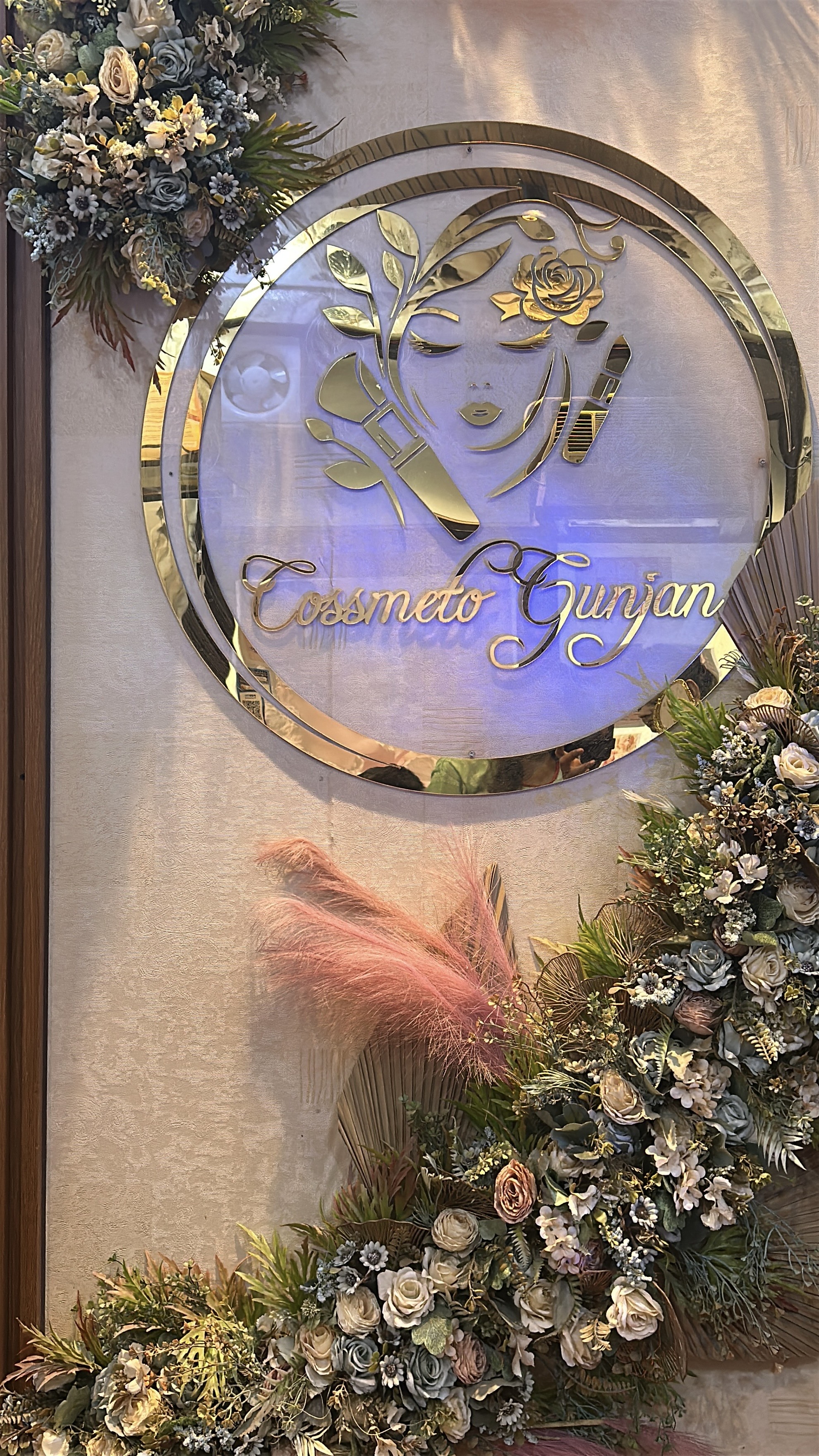 Cossmeto Gunjan beautystudio, Beauty Parlour in Delhi, Delhi